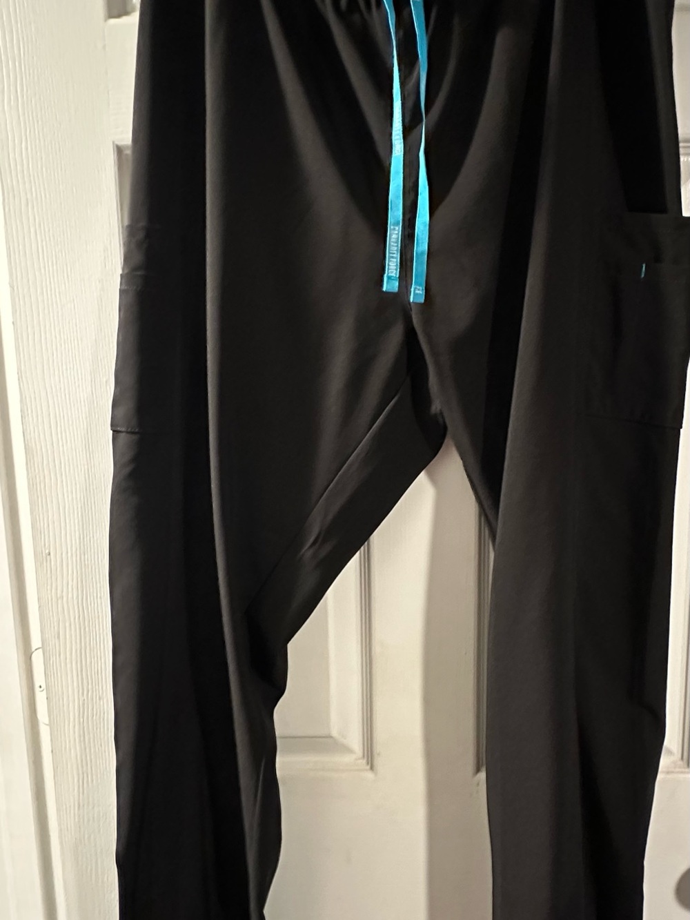 Carhartt NWOT Black Scrub joggers with Blue Drawcord